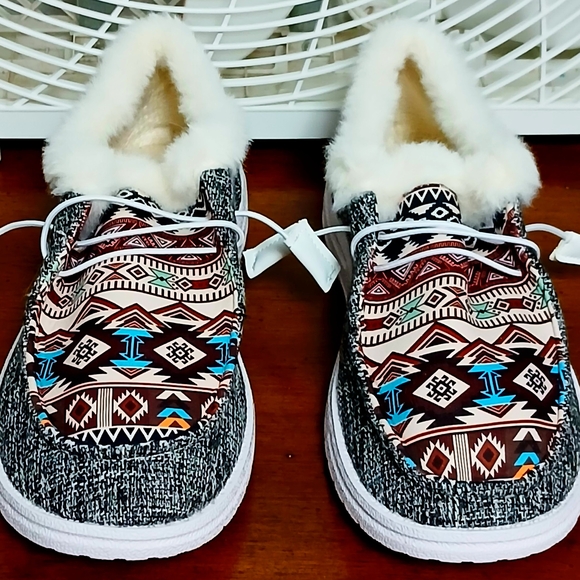 Cozy Women's Patterned Slip-On Shoes - Picture 3 of 5